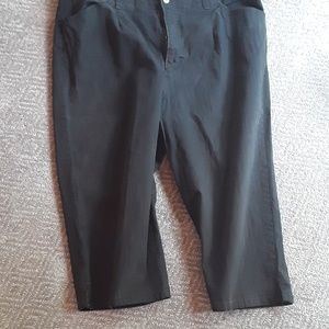 Black capri pants